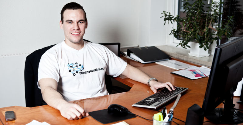 Martin Mansikkamäki työpöytänsä ääressä – Downloadcentral.fi:n perustaja ja päätoimittaja.